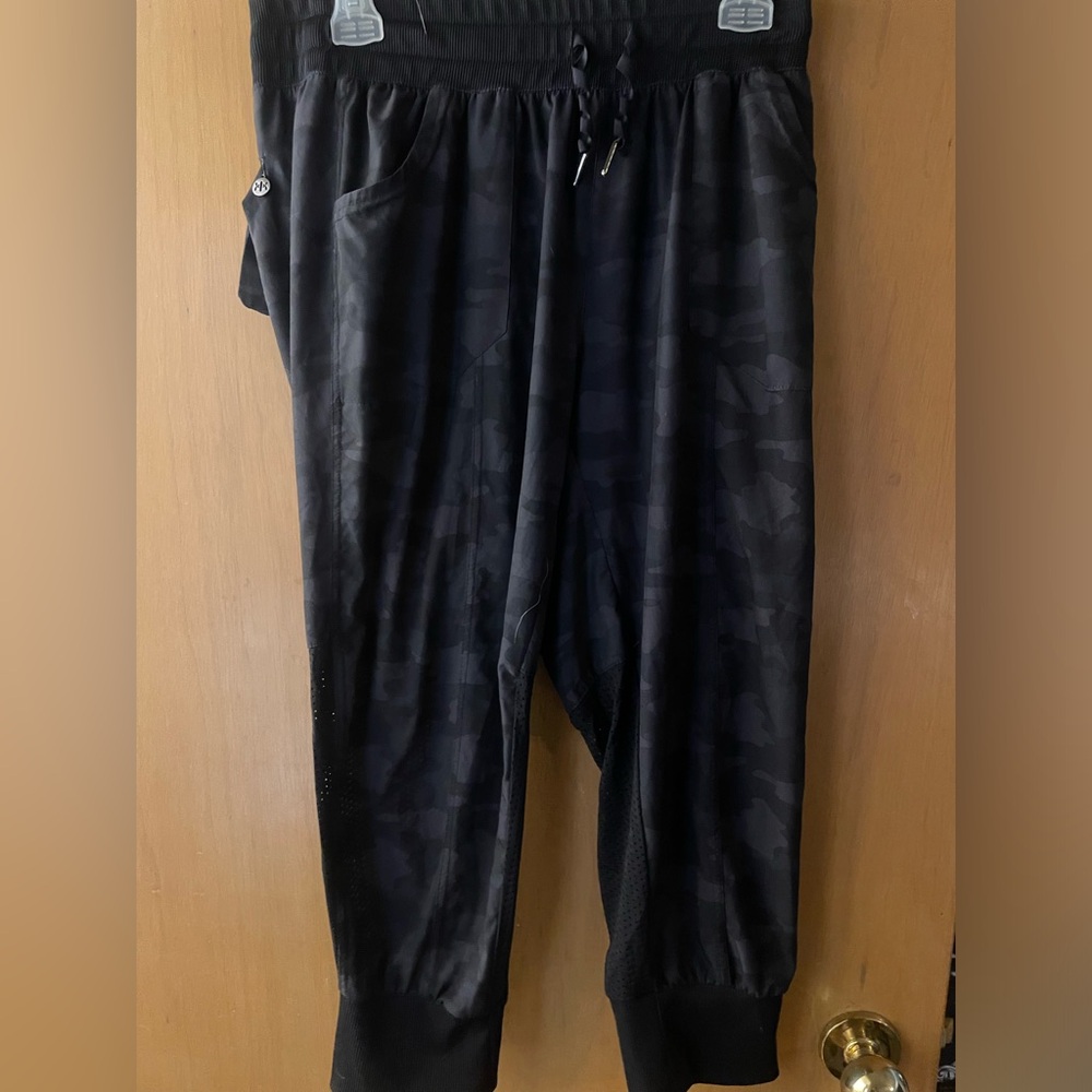 Ladies lightweight camo Capri joggers